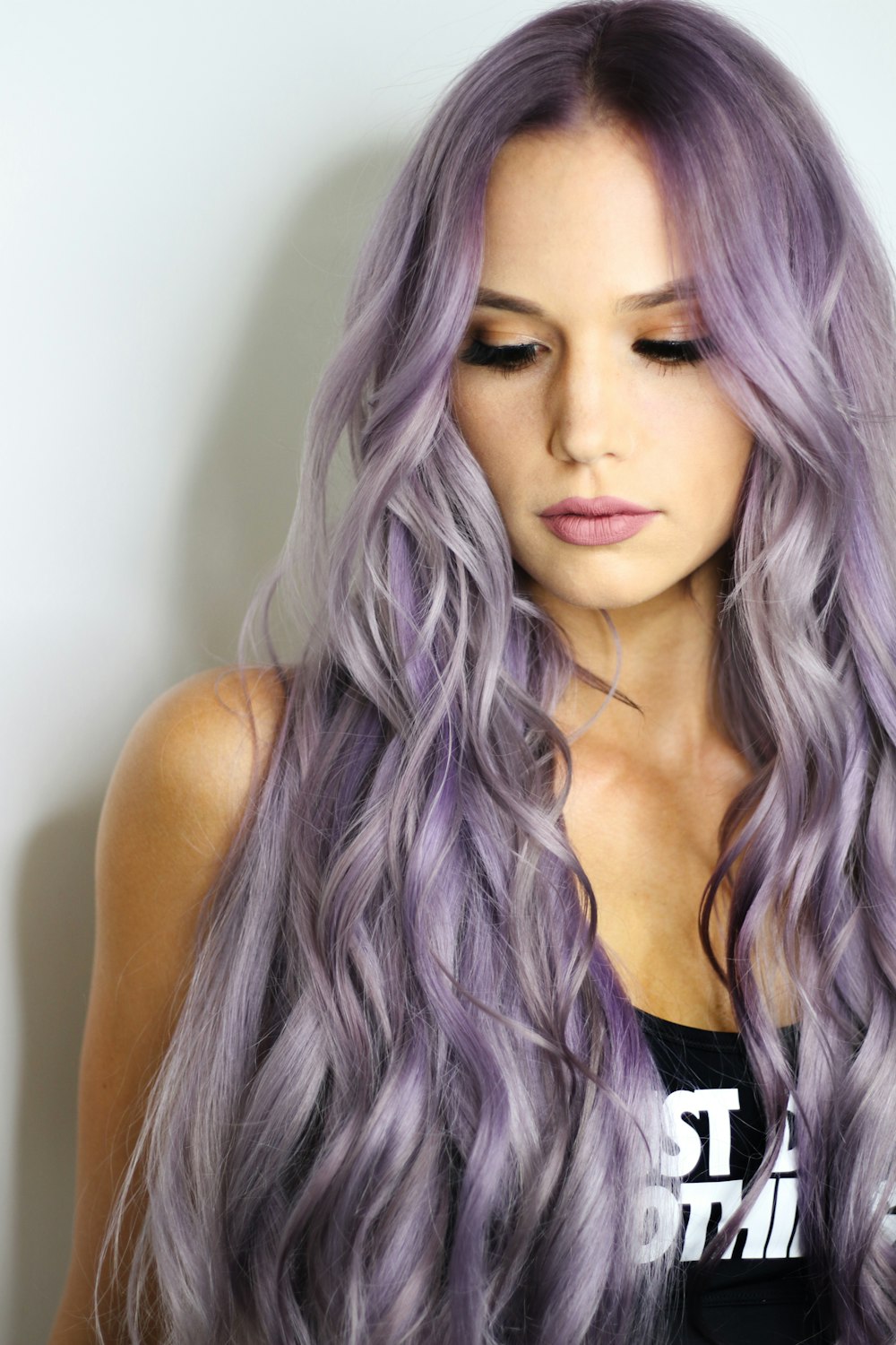 Mulher com cabelo longo e volumoso, resultado de mega hair
